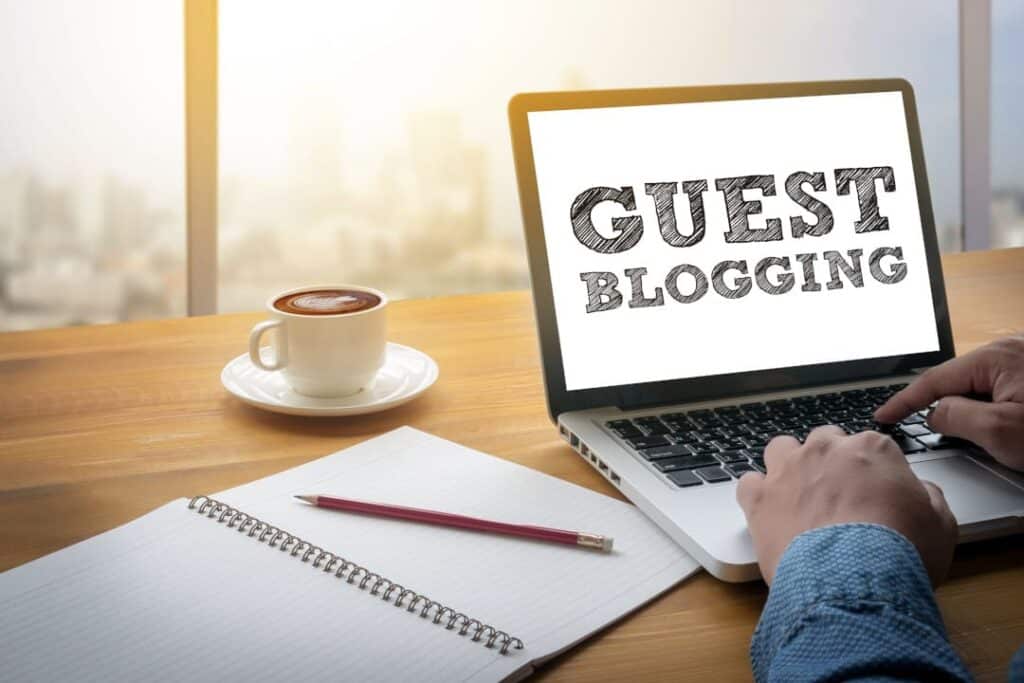 Laptop mit der Aufschrift Guest Blogging als Symbol für Gastbeiträge und nachhaltigen Linkaufbau in einer Backlink Strategie